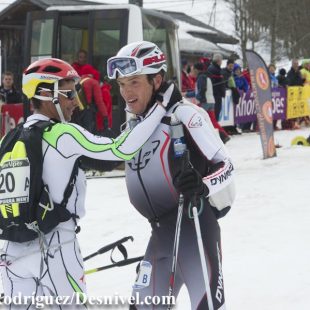 Kilian Journet y Marc Pinsach se abrazan al terminar Pierra Menta 2012 ()