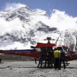 Un helicóptero aterriza en el campo base del Annapurna para surtir de víveres a Carlos Soria y su equipo. Los helicópteros son cada vez más utilizados en el Himalaya no sólo para el transporte de personas y mercancías