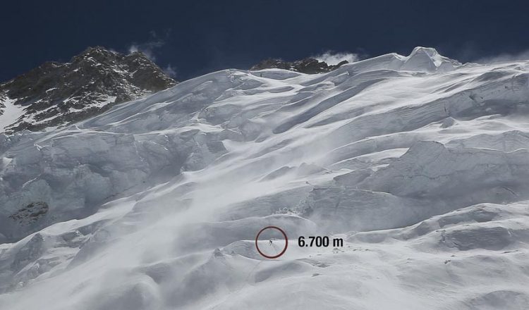 Carlos Soria y su grupo en ruta hacia el campo 3 del Kangchenjunga.  (Expedición BBVA)