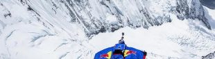Valery Rozov en el salto BASE desde el Everest  ()