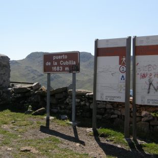 Carteles de información senderista en el puerto del Palo