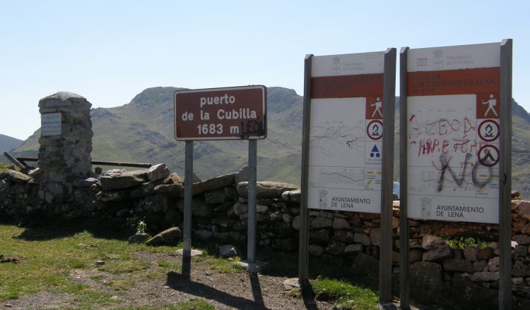 Carteles de información senderista en el puerto del Palo
