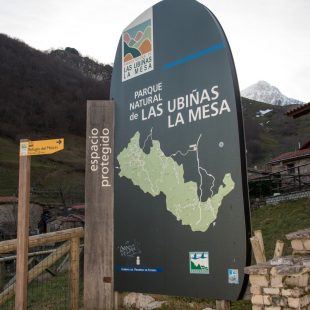 Cartel del Parque Natural de las Ubiñas-La Mesa en Tuiza de Arriba. (Daniel Muñoz)