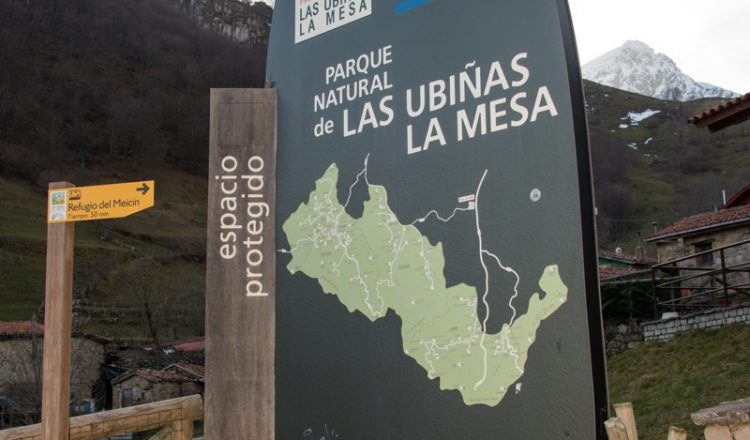 Cartel del Parque Natural de las Ubiñas-La Mesa en Tuiza de Arriba. (Daniel Muñoz)
