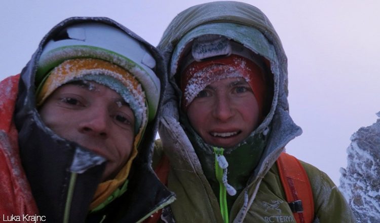 Luka Krajnc y Luka Lindic en la cima de las Grandes Jorasses tras liberar la Rolling Stones (1.100 m
