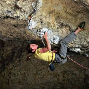 La polaca Kinga Ociepka-Grzegulska en la vía “Waiting for Godoffe (8b) en Mamutowa Cave (Konrad Ociepka)