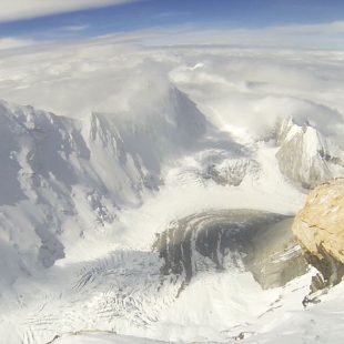 Valery Rozov bate el récord de salto BASE a mayor altura en el Cho Oyu  ()