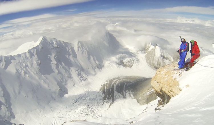 Valery Rozov bate el récord de salto BASE a mayor altura en el Cho Oyu  ()