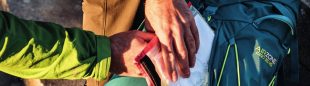 Algunas mochilas de pequeño volumen llevan un gran bolsillo frontal muy útil para guardar los mapas, por ejemplo.Algunas mochilas de pequeño volumen llevan un gran bolsillo frontal muy útil para guardar los mapas, por ejemplo.