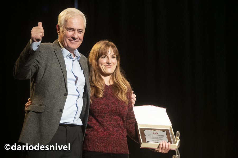 Andrea Cartas recibe el premio a la deportista destacada del año en la entrega premios de la Gala de Montaña 2019 de la Federación Madrileña de Montañismo de manos de su presidente José Luis Rubayo.