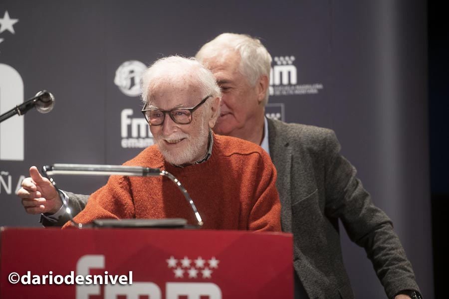 Eduardo Martínez de Pisón recoge el premio a una vida dedicada que no pudo recoger en 2018 en la entrega premios de la Gala de Montaña 2019 de la Federación Madrileña de Montañismo.