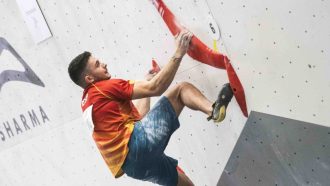 Alberto Ginés en la eliminatoria de la prueba de boulder del Test Event de París 2024 celebrado en Sharma Climbing Gavá (4 marzo 2021) en la que fue el escalador que más bloques encadenó (3).