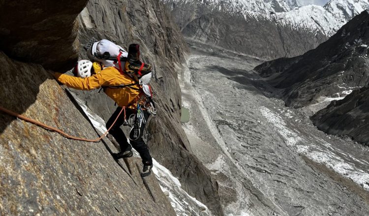 Uno de los 20 largos de roca, escalando con mochilas de 12-15kg©FayManners