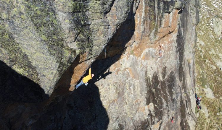Escalada en Juclar. Foto: Juclar Vertical
