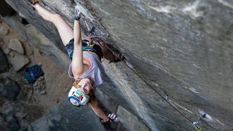 Soline Kentzel en 'Le voyage' 8b+ trad de Annot (Foto: Seb Berthe).