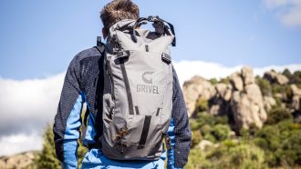 Curro González probando la mochila Parete 30 de Grivel