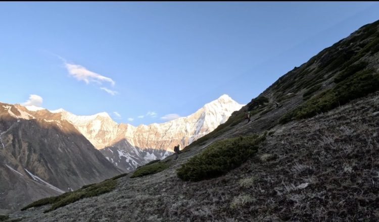 Aclimatación con el Nanda Devi de fondo (Foto: Archil Badriashvili).
