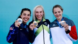 Podio femenino de la combinada de los Juegos de París 2024, con Janja Garnbret (1ª), Brooke Raboutou (2ª) y Jessica Pilz (3ª) (Foto: Lena Drapella/IFSC).