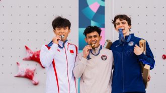 Podio masculino de escalada de velocidad en París 2024, con Veddriq Leonardo (1º), Peng Wu (2º) y Sam Watson (3º) (Foto:Lena Drapella).