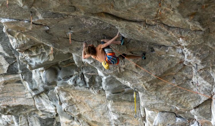 Alex Megos en 'Move' 9b/+ de Flatanger (Foto: Henning Wang).