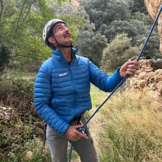 Roberto Llorente probando la chaqueta Evole Light Down 700 de Millet