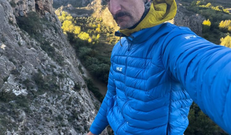 Roberto Llorente probando la chaqueta Evole Light Down 700 de Millet