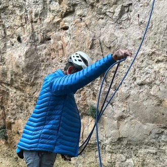 Roberto Llorente probando la chaqueta Evole Light Down 700 de Millet