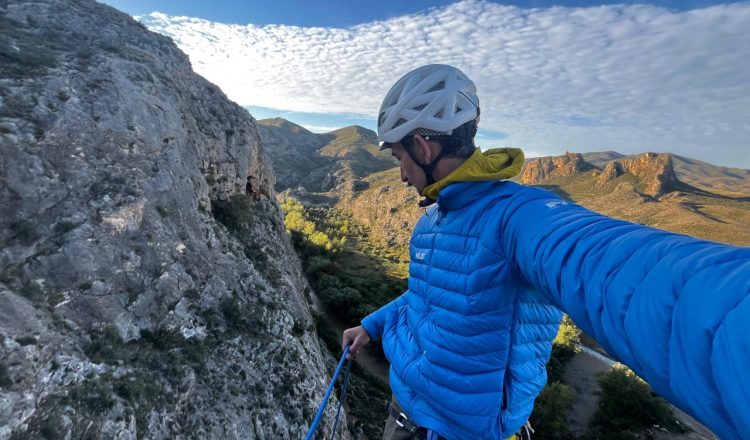 Roberto Llorente probando la chaqueta Evole Light Down 700 de Millet
