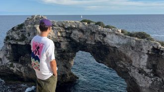 Léo Favot frente a 'Es Pontàs' en Mallorca (Foto: @leofavot).