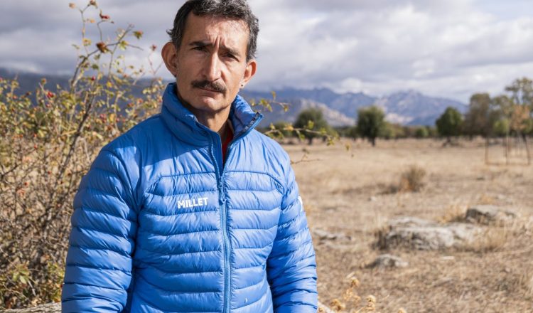 Roberto Llorente probando la chaqueta Evole Light Down 700 de Millet