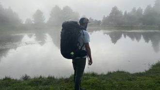 Miguel Escrig probando la mochila Forclaz MT900 Symbium