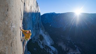 Seb Berthe en el 'Dawn Wall' del Capitan (Foto: Alex Eggermont).
