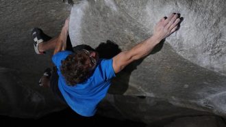 Yannick Flohé en 'Story of 3 worlds' 8C+ de Cresciano (Foto: Max Raeuber).