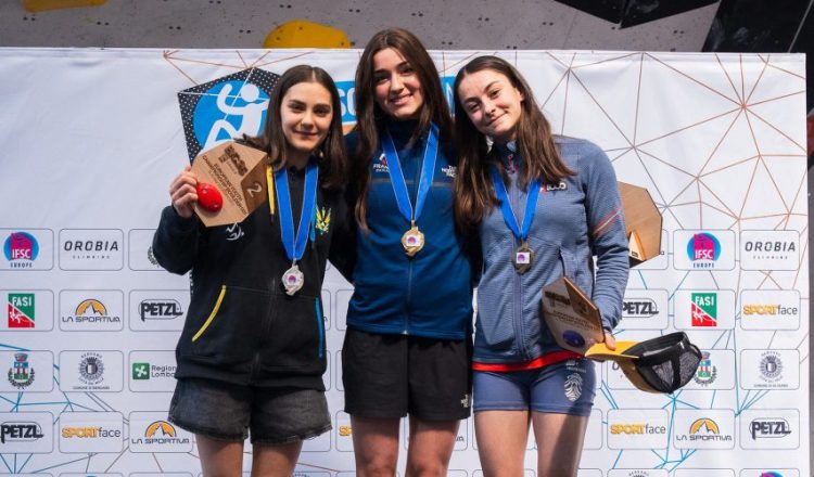 Podio sub-21 femenino del Campeonato de Europa de Búlder juvenil de Curno 2025, con Lily Abriat (1ª), Anastasiia Kobets (2ª) e Iziar Martínez (3ª) (Foto: FASI).