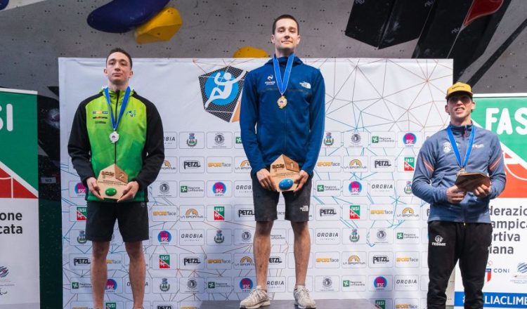 Podio sub-21 masculino del Campeonato de Europa de Búlder juvenil de Curno 2025, con Arthur Rebollo (1º), Nikolay Rusev (2º) y Guille Peinado (3º) (Foto: FASI).