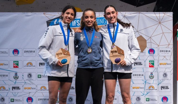 Podio sub-19 femenino del Campeonato de Europa de Búlder juvenil de Curno 2025, con Geila Macià (1ª), Tamar Cohen (2ª) y Alma Sapir (3ª) (Foto: FASI).