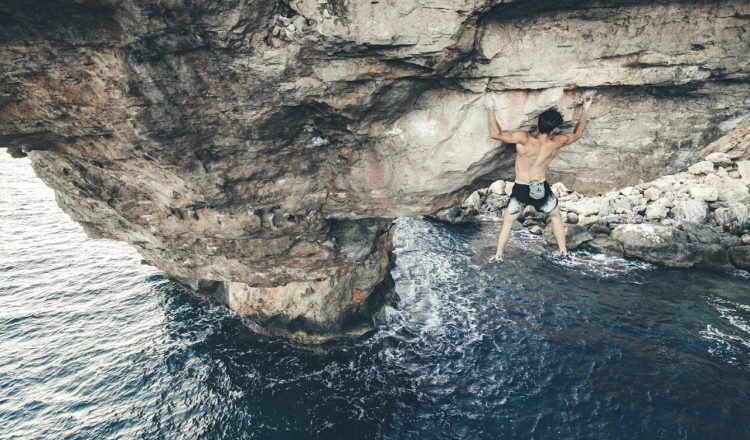 Samuel Richard en 'Es Pontàs' 9a+ de psicobloc en Mallorca (Foto: Timothée Nitschke).