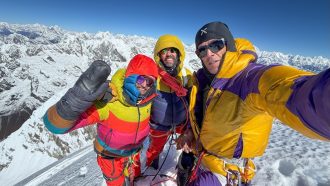 Adam Bielecki, Felix Berg y Hervé Barmasse en la cima del Numbur (Foto: H.Barmasse).