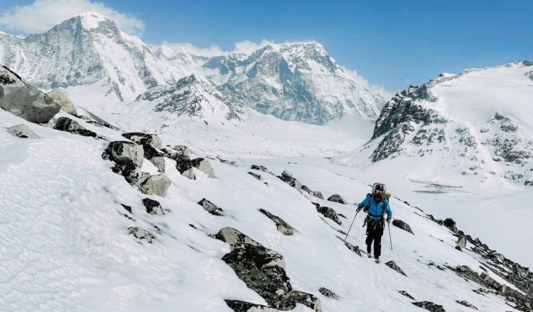 Bartek Ziemski durante su aclimatación en el Himalaya en 2026 (Foto: Kinga Warjan).