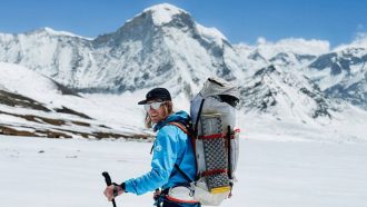Bartek Ziemski durante su aclimatación en el Himalaya en 2026 (Foto: Kinga Warjan).