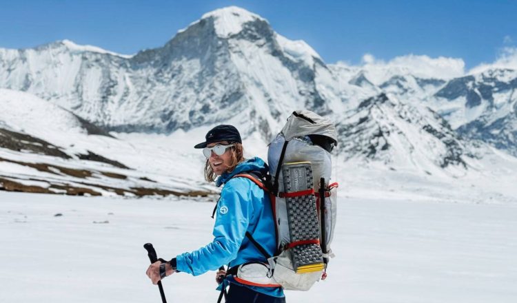 Bartek Ziemski durante su aclimatación en el Himalaya en 2026 (Foto: Kinga Warjan).