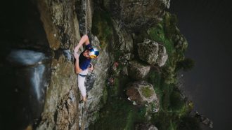 Lara Neumeier en 'Rhapsody' E11 7a de Dumbarton Rock (Foto: Sam Pratt).