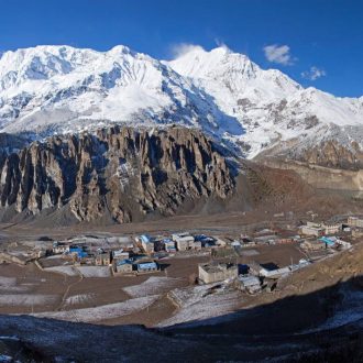 Manang, con el Gangapurna de fondo, en la parte central derecha de la imagen (Foto: Solundir/Wikimedia Commons).
