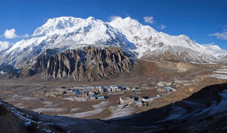 Manang, con el Gangapurna de fondo, en la parte central derecha de la imagen (Foto: Solundir/Wikimedia Commons).