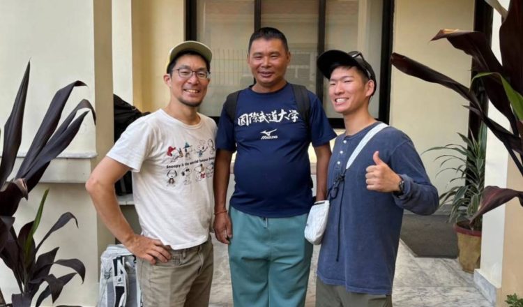 Hidesuke Taneichi y Tetsu Hashimoto, con el responsable de la agencia Cosmo Adventure en Katmandú (Foto: @adventurecosmo).